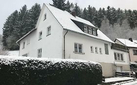 Gruppenferienhaus Zum Rabenhorst Fuer Bis Zu 16 Personen Am Waldrand Gelegen